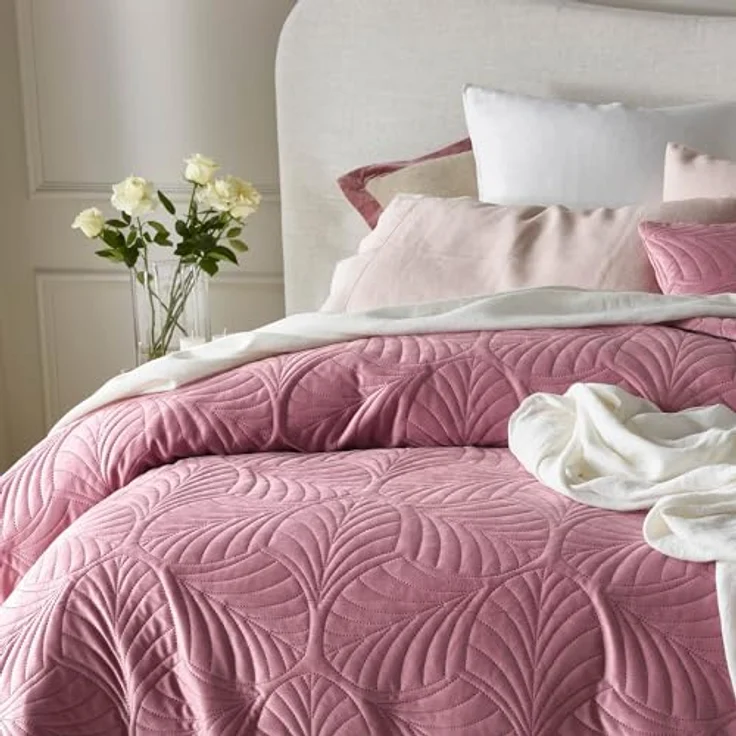 ROOM99 Feel Elegante Tagesdecke in Rosa 170x210 cm Vielseitige Wohndecke als Bettüberwurf oder Sofaüberwurf Überwurfdecke für Bett und Sofa Steppdecke Stil Ideal als Bedspread Velvet Samt – Bild 6
