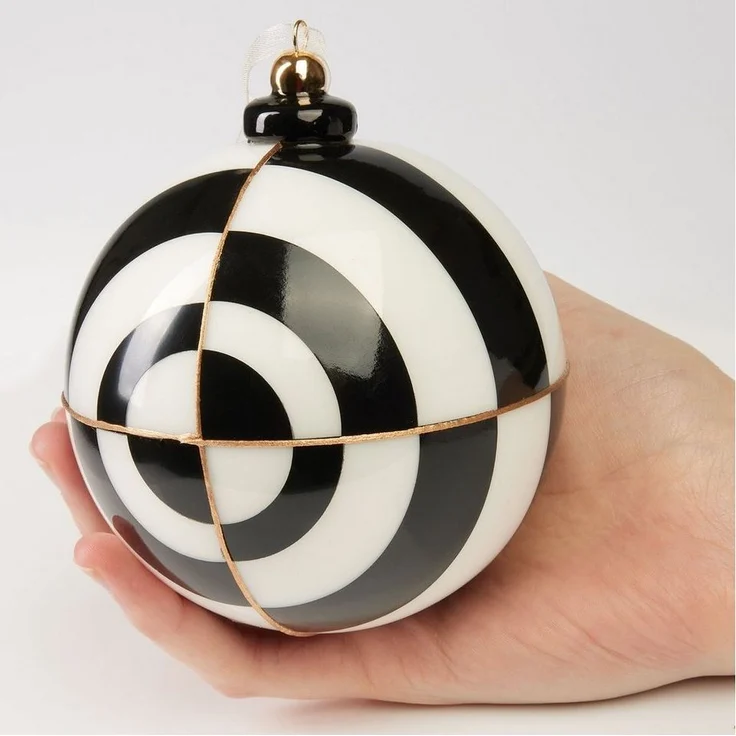 BRUBAKER Weihnachtsbaumkugel Premium Weihnachtskugel mit Kreis Muster - Gold, Schwarz und Weiß (1 St), 10 cm Glas Baumkugel mit Porzellan Topper - Handarbeit Christbaumkugel – Bild 3