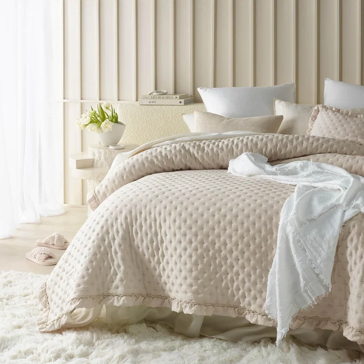 ROOM99 Molly Elegante Tagesdecke in Creme 220x240 cm Vielseitige Wohndecke als Bettüberwurf oder Sofaüberwurf Überwurfdecke für Bett und Sofa Steppdecke Stil Ideal als Bedspread – Bild 1
