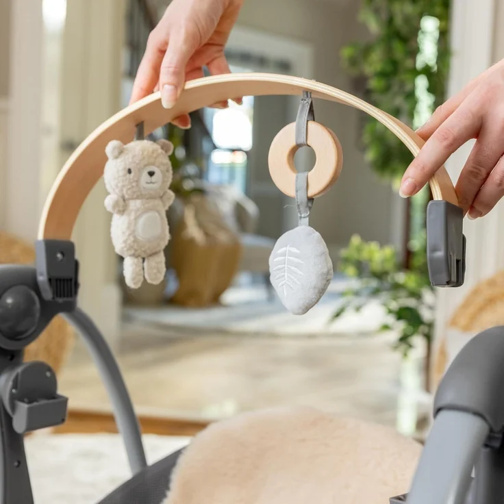 Ingenuity Every Season Swing 'n Go Tragbare Schaukel - Khlende und wrmende Stoffe, abnehmbare nachhaltige Spielzeugstange aus Holz, 2 Spielzeuge, Musik, motorisierte, fr 0-9 Monate, Grau - Wesley – Bild 5