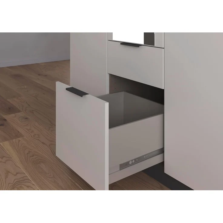 Rauch Möbel Glasgow Drehtürenschrank, Kleiderschrank, Schrank, Garderobe 3-türig, 1 Spiegeltüre, 2 Schubladen, Farbe Weiß/Grau metallic, Griffprofil Grau metallic, 136 x 197 x 54 cm – Bild 11