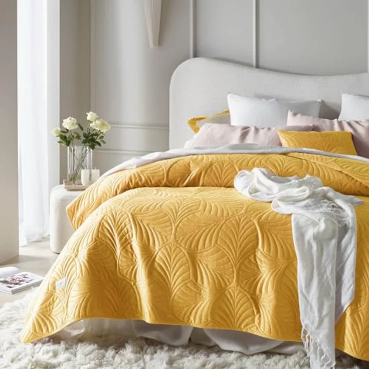 ROOM99 Feel Elegante Tagesdecke in Senf 200x220 cm Vielseitige Wohndecke als Bettüberwurf oder Sofaüberwurf Überwurfdecke für Bett und Sofa Steppdecke Stil Ideal als Bedspread Velvet Samt – Bild 3