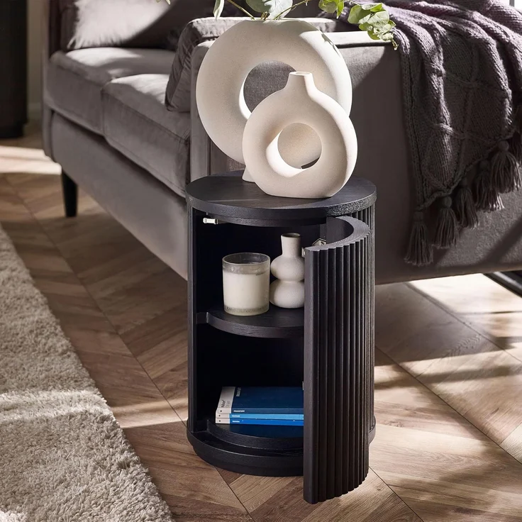 Julian Bowen Louis, schwarzer geriffelter Beistelltisch mit Tür, Eschenholz, 33x33 cm – Bild 1