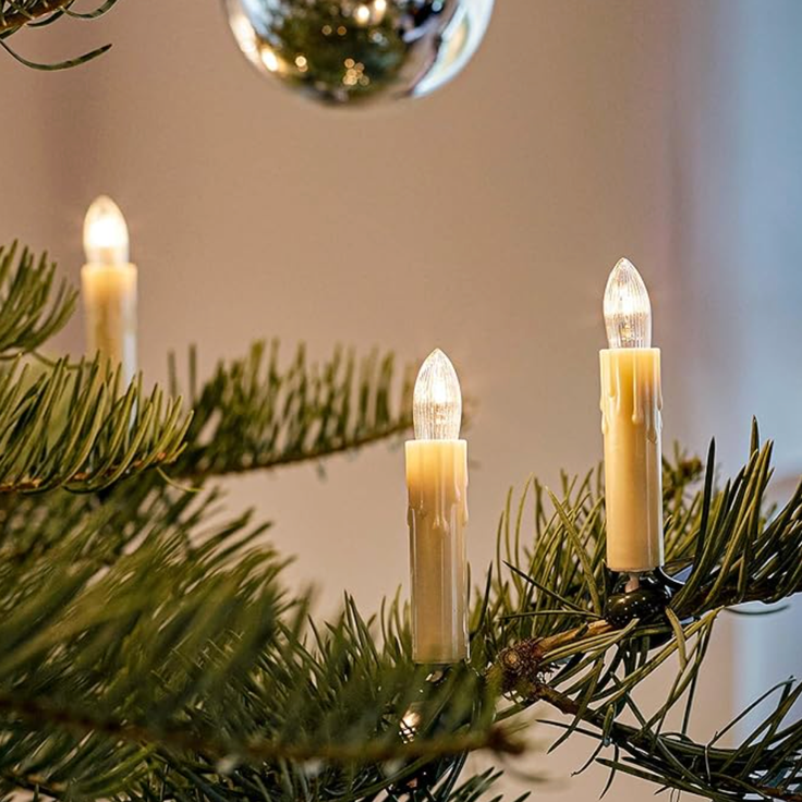 hellum Lichterkette Weihnachtsbaum Made-in-Germany Christbaumbeleuchtung Kerzen Lichterkette innen mit Clip, 20 Lichter, beleuchtet 1330cm, Kabel grün Schaft elfenbeinfarben mit Wachstropfen 812077