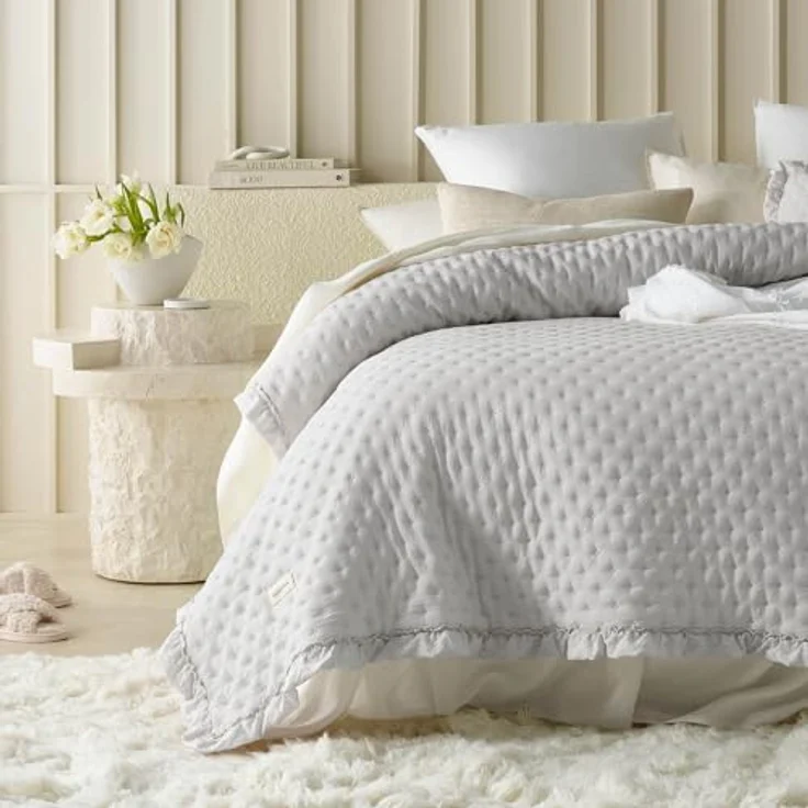 ROOM99 Molly Elegante Tagesdecke in Hellgrau 240x260 cm Vielseitige Wohndecke als Bettüberwurf oder Sofaüberwurf Überwurfdecke für Bett und Sofa Steppdecke Stil Ideal als Bedspread – Bild 2