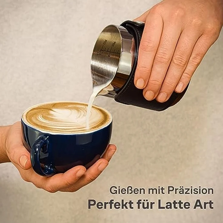 Cosumy Milchkännchen Barista Milchkännchen Edelstahl 350ml mit Lederhülle, 350 l, (Set, 1-St), Griffloses Design - Messskala im Inneren – Bild 2