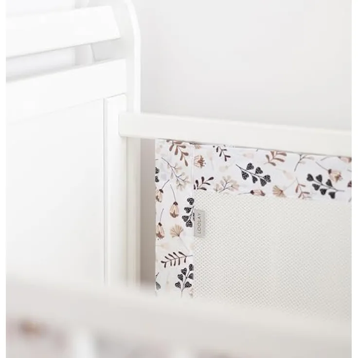 LOOLAY Bettumrandung für 120x60 cm Babybett – 2 Teiliges 110x30 cm Atmungsaktives Bettumrandung aus Netzstoff – Babybett Umrandungen – Klettverschluss stark Befestigung (Braun Blumen)