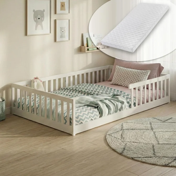 Kids Collective Kinderbett Bodenbett Bett mit Rausfallschutz & Lattenrost Montessori Bett Kinder (weitere Größen, 90x200, 120x200 cm), Jugendbett Einzelbett mit Matratze, weiß Kiefer 140x200 cm – Bild 1