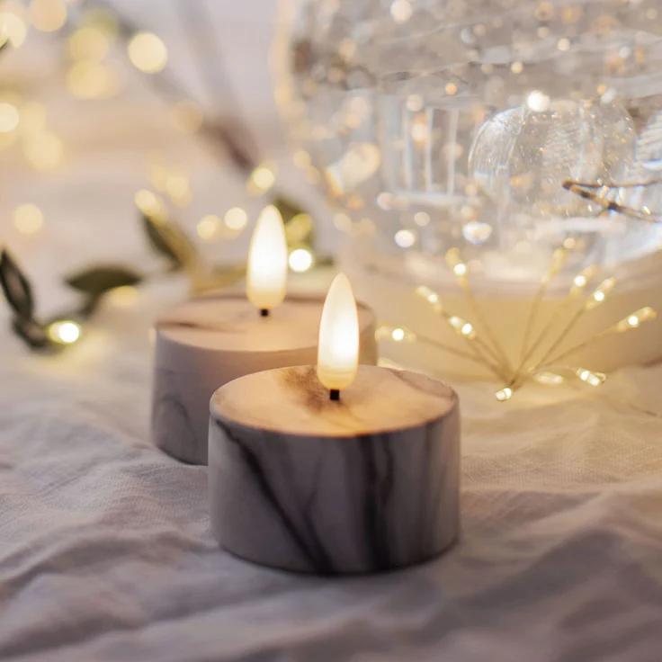Beton-Kerzen ,Flamme Marble', 2er Set Teelichter in Marmor-Optik, Batterie + Timer, warmweiß, Ø 5,5cm – Bild 2