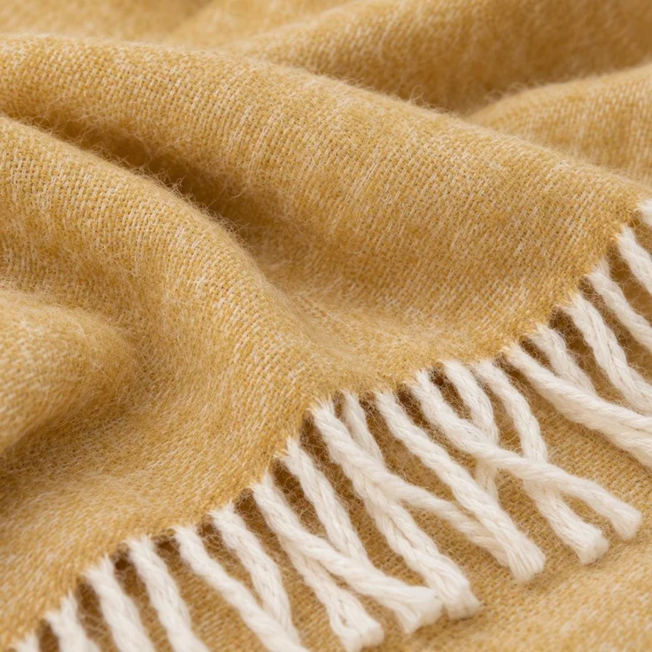 DIJK Natural Collections Kuscheldecke 130 x 160 cm – flauschige Wohndecke aus Acryl Maisgelb Ocker – Bild 3