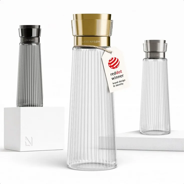LARS NYSØM Wasserkaraffe Bækvand, (1-tlg), Glaskaraffe 1 l mit Edelstahldeckel und integriertem Sieb