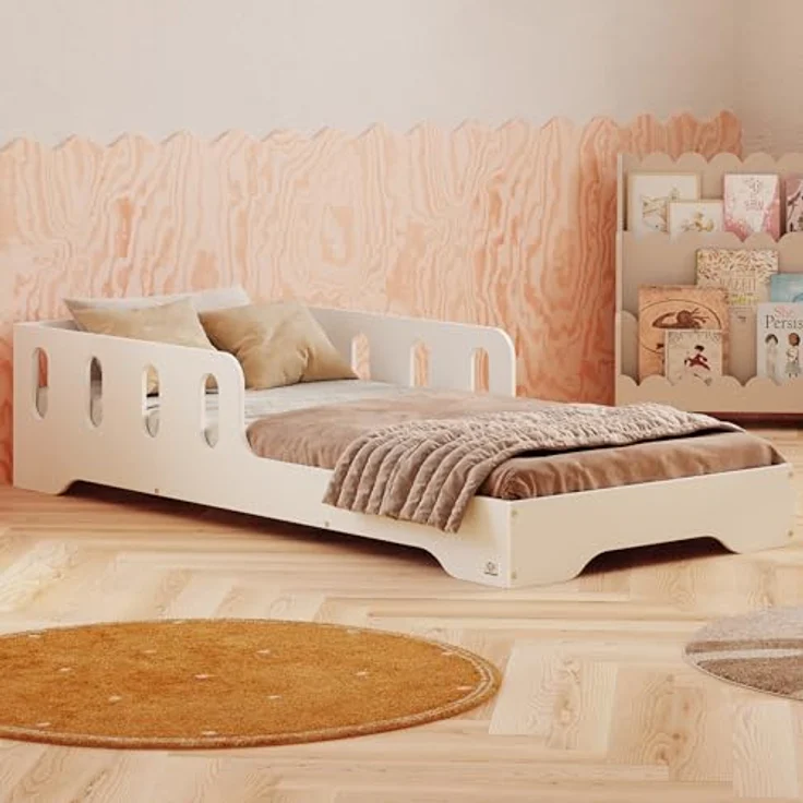 smartwood Kinderbett 70x140 cm in Weiß - Montessori Bodenbett mit Rausfallschutz & Lattenrost - Aus handbemaltem Sperrholz - Sicher für Jungen und Mädchen - Einfache Montage - TILA 6 – Bild 2