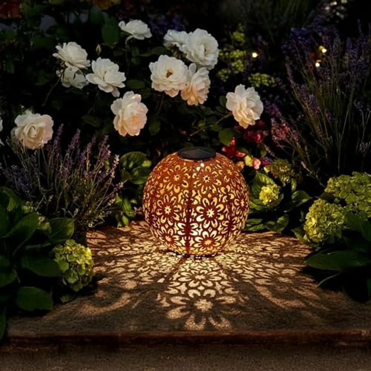 Spetebo LED Solarleuchte Solar Gartenkugel aus Metall in Rost-Optik - 20 cm, mit Einschaltautomatik, LED fest integriert, warm weiß, LED Garten Deko Kugel Leuchte mit Erdspieß – Bild 7
