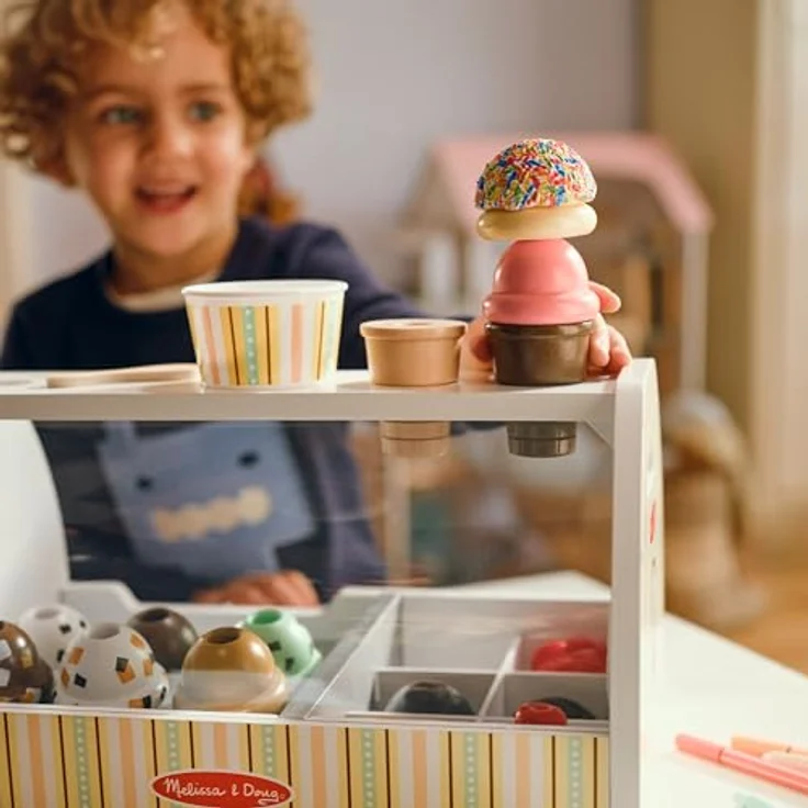 Melissa & Doug Wooden Scoop & Serve Ice Cream Counter (Play Food and Accessories, 28 Pieces, Realistic Scooper, 34.544 cm H x 21.844 cm W x 19.558 cm L) – Bild 7