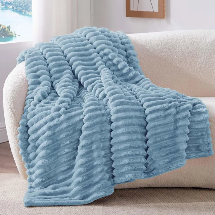 BEDELITE Kuscheldecke Flauschig Decke 150x200 - weiche XL Flanell Decken Blau für Couch, Deko Streifen Cord Fleecedecke Hellblau als Couch Überwurf für Wohnzimmer, Twin Blanket Wide Use