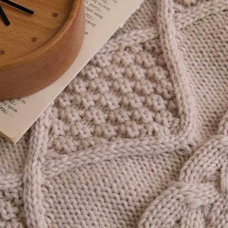 ABC Gestrickter Kissenbezug im Retro-Stil mit Rautenmuster, einfarbig, weich und warm (hellrosa-grau) – Bild 5
