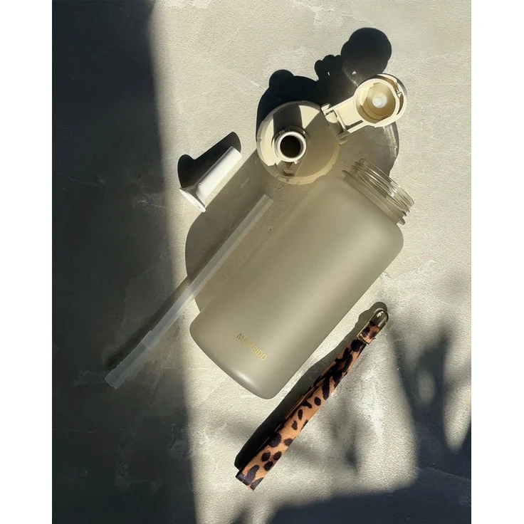 MAMEIDO Trinkflasche, mit 2-in-1 Deckel, Zeitmarkierung, Handschlaufe in 0,5l, 1l, 1,5l & 2l – Bild 3