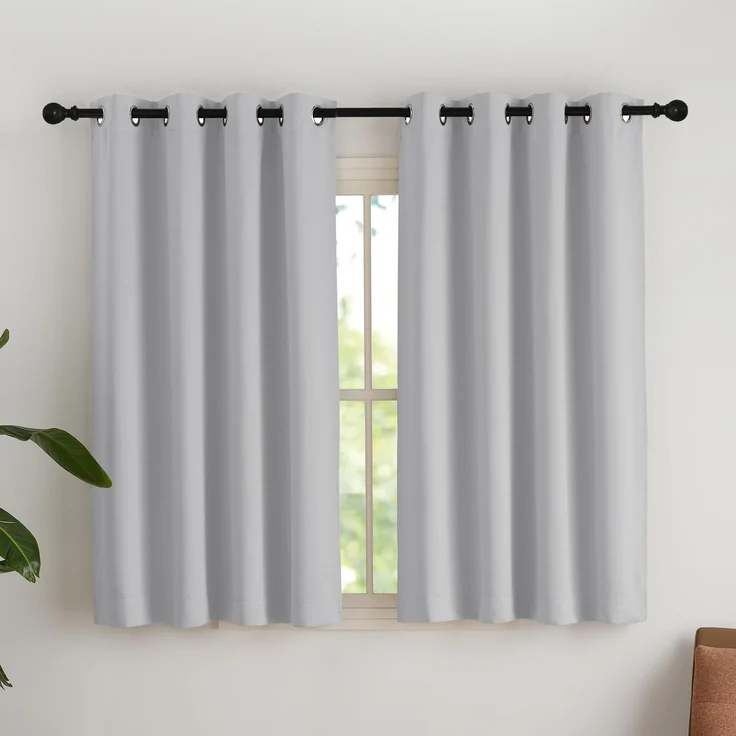 NICETOWN Kurze Verdunkelungsvorhang mit Ösen Gardinen für Wohnzimmer 2er Set H145 x B140 cm Hellgrau, Thermovorhang gegen Kälte Fenstergardinen Modern Vorhang Blickdicht Kurzgardine Schlafzimmer