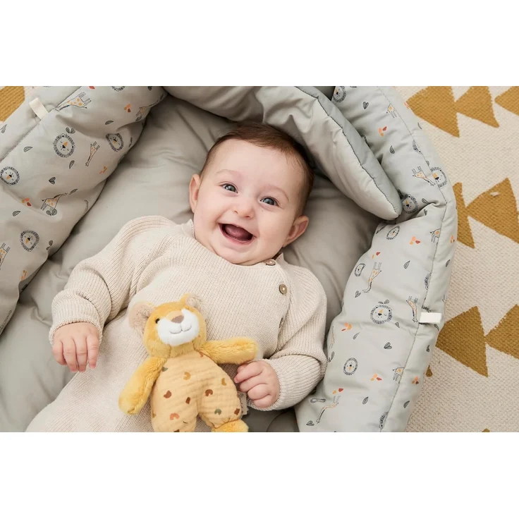 Sterntaler Babynest Giraffe & Löwe – Weiches Kuschelnest aus Baumwoll-Mischgewebe – Beidseitig nutzbar & wandelbar zur Krabbeldecke – Mit Schlaufen für Spielzeug – Baby und Kleinkind Spielzeug, Ocker – Bild 6