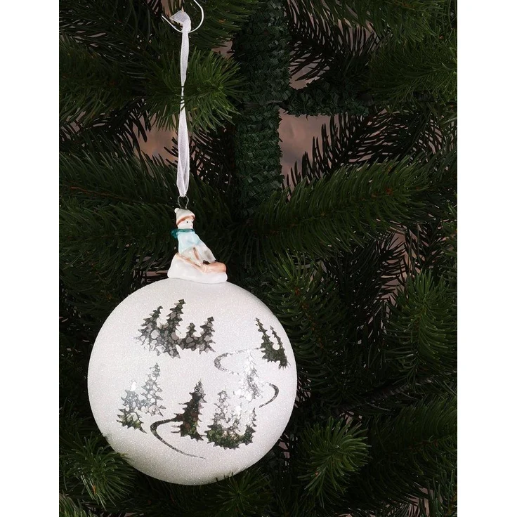 BRUBAKER Weihnachtsbaumkugel Premium Weihnachtskugel - Skipiste mit Ski/Schlitten Porzellan Figur (1 St), Glitzer Kugel mit Schnee Landschaft - 10 cm Glas Baumkugel Handarbeit – Bild 2