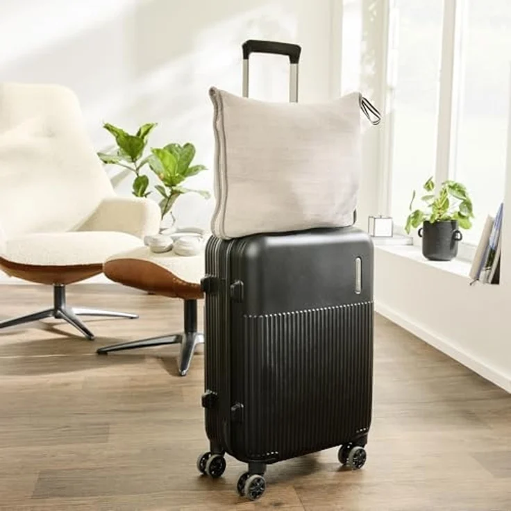 Wohndecke bugatti Reisedecke Doppio Soft, bugatti, 2-in-1: Reisedecke & Kissen in einem – Bild 4