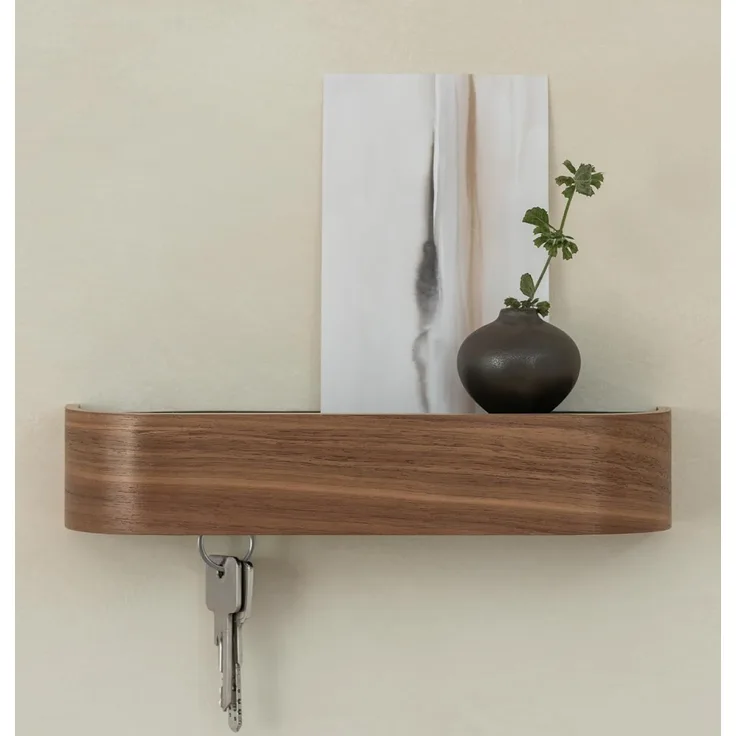 Kazai. Schlüsselbrett 'Fyndig' | Minimalistisches Schlüsselhaken-Design aus Berlin | Moderner Schlüsselhalter mit Ablage aus Holz | Schlüsselregal als Flur Möbel für die Wand | Walnuss