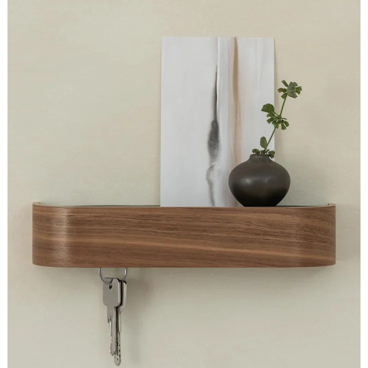 Kazai. Schlüsselbrett 'Fyndig' | Minimalistisches Schlüsselhaken-Design aus Berlin | Moderner Schlüsselhalter mit Ablage aus Holz | Schlüsselregal als Flur Möbel für die Wand | Walnuss – Bild 1