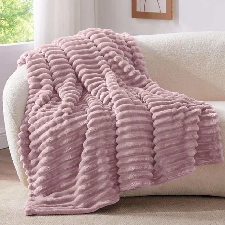 BEDELITE Kuscheldecke Flauschig Decke 150x200 - weiche XL Flanell Decken Beerenviolett für Couch, Deko Streifen Cord Fleecedecke als Couch Überwurf für Wohnzimmer, Twin Blanket Wide Use – Bild 1