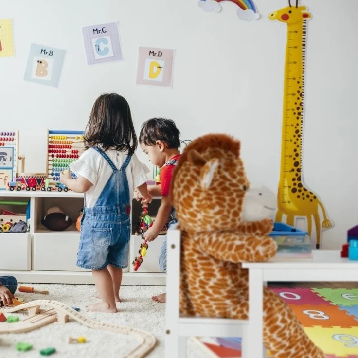 Relaxdays Kindersitzgruppe mit 2 Stühlen, Holz MDF Weiß – Bild 3
