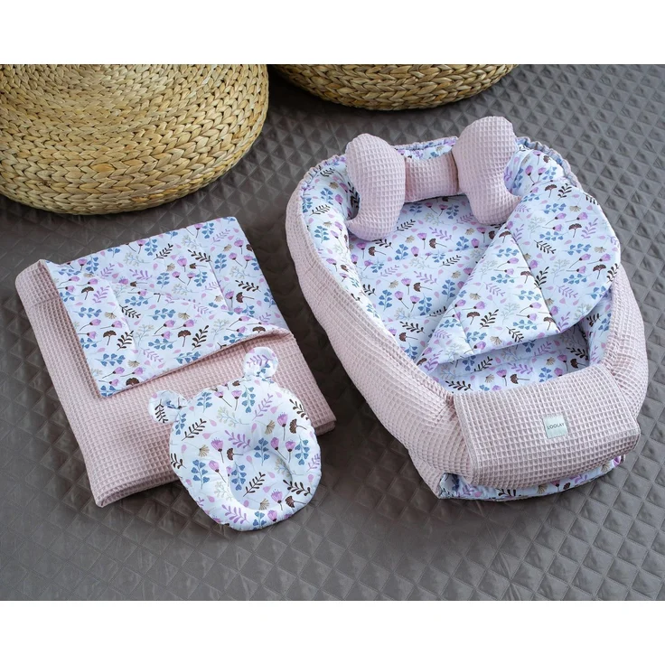 LOOLAY Babynest Set 85 cm x 60 cm - Baby nestchen Tragbar Nest aus Waffelpique Bio- Baumwolle- Babynestchen Neugeborene Handmade EU - Baby Nest 5 Teilig - Waffelpique Altrosa/Blumen Rosa