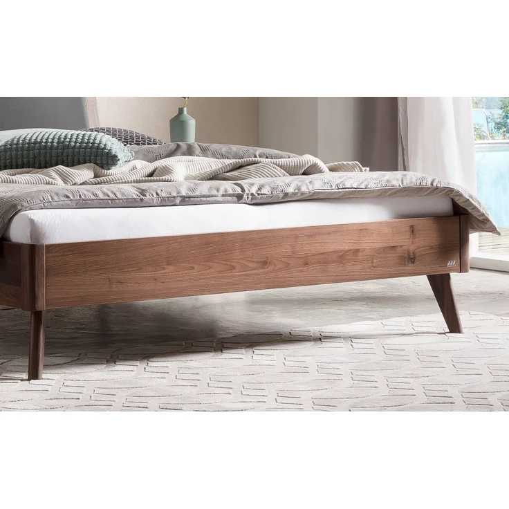 Hasena Massivholzbett Mareto Nussbaum, gepolstertes Kopfteil, Bezug Monet Steel 180x220 cm, Fußhöhe 20 cm – Lounge – Bild 4
