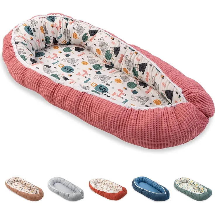 ULLENBOOM ® Babynest & Kuschelnest (55x95 cm) Altrosa-Bären (Made in EU) - Baby Nestchen aus Baumwolle, ideal als Reisebett, Baby Cocoon & Kuschelbett