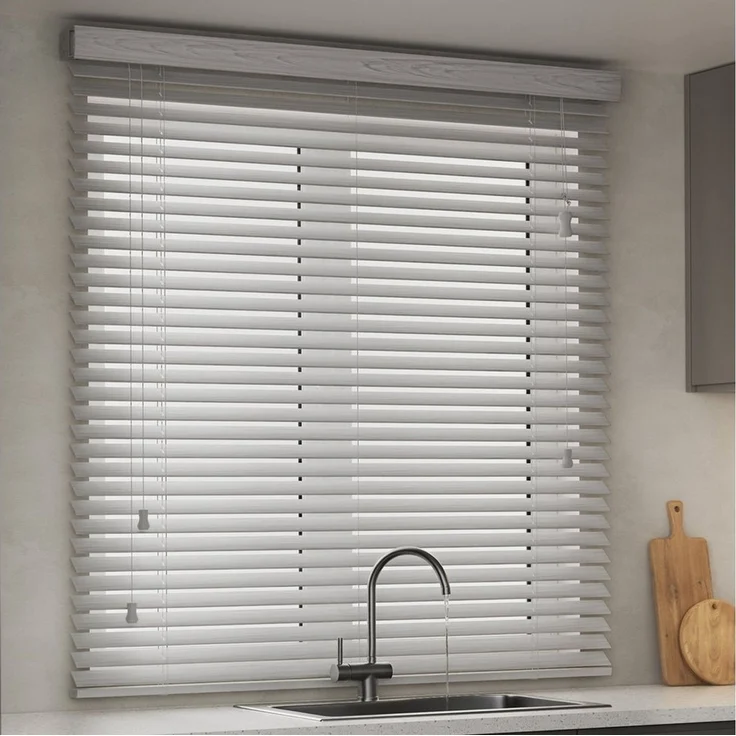 Victoria M. Jalousie KAYA Jalousie in Holzoptik 35 mm, 70x130 cm, multi weiß strukturiert, mit Bohrenohne Bohren, freihängend, 35 mm, Individuelle Lichtregulierung – Bild 1