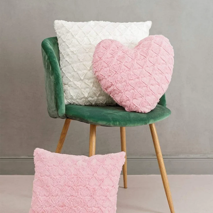 MAGMA Herzkissen FLUFFY HEARTS Plüschformkissen flauschig kuschelig Sofakissen - ca. 40 x 35 cm weiß – Bild 2