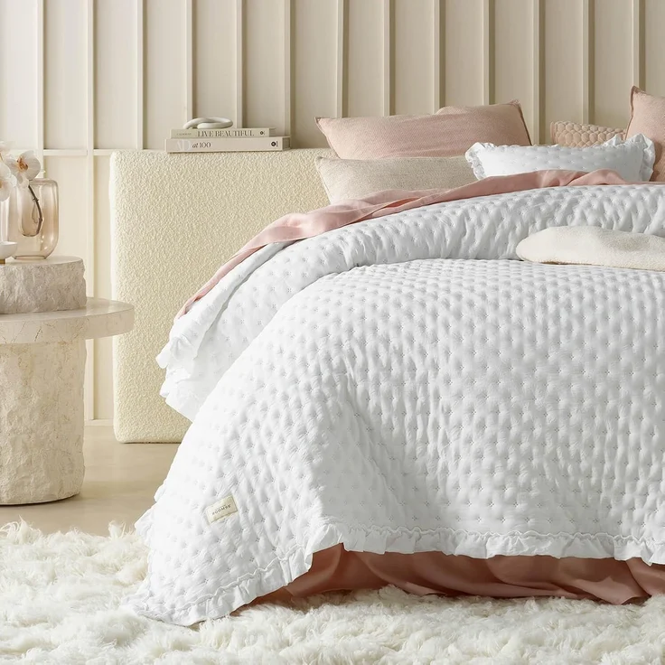 ROOM99 Molly Elegante Tagesdecke in Weiß 240x260 cm Vielseitige Wohndecke als Bettüberwurf oder Sofaüberwurf Überwurfdecke für Bett und Sofa Steppdecke Stil Ideal als Bedspread – Bild 1