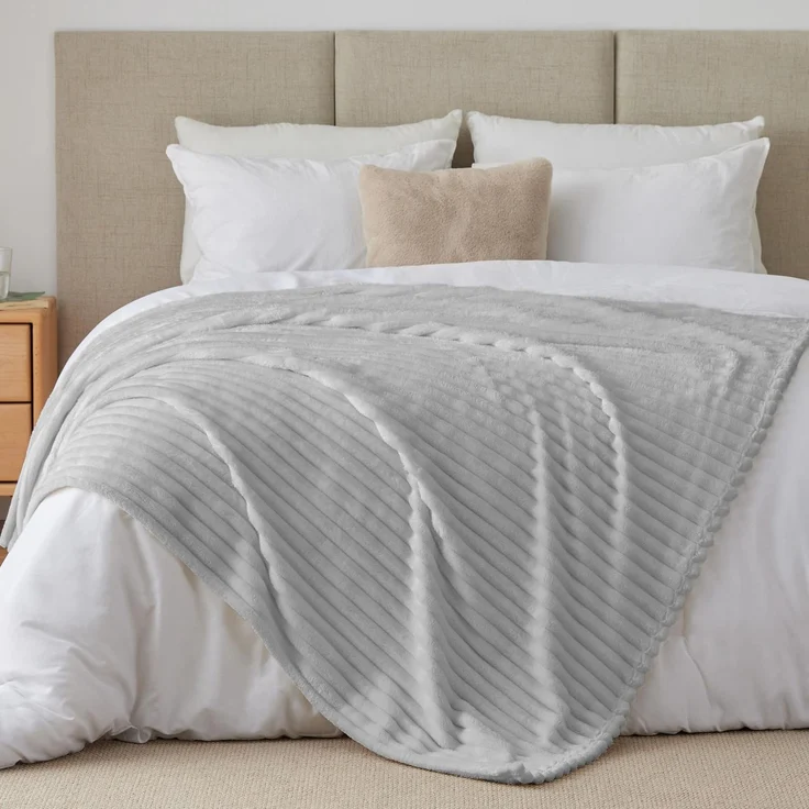 BEDELITE Kuscheldecke Flauschig Decke Extra Groß - weiche Flanell Decken Hellgrau 230x270 für Bett, Deko Streifen Cord Fleecedecke als Tagesdecke für Schlafzimmer, King Blanket Wide Use