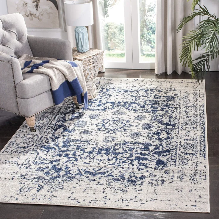 SAFAVIEH Distressed Teppich für Wohnzimmer, Esszimmer, Schlafzimmer - Madison Collection, Kurzer Flor, Creme und Marineblau, 69 x 122 cm