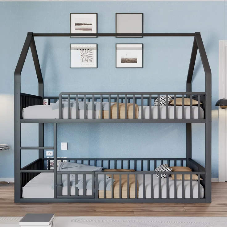 Bett 140x200 cm in Hausform aus Metall mit Tür und Sicherheitsgeländern – kindgerechtes Etagenbett