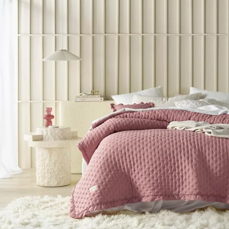 ROOM99 Molly Elegante Tagesdecke in Rosa 240x260 cm Vielseitige Wohndecke als Bettüberwurf oder Sofaüberwurf Überwurfdecke für Bett und Sofa Steppdecke Stil Ideal als Bedspread – Bild 4
