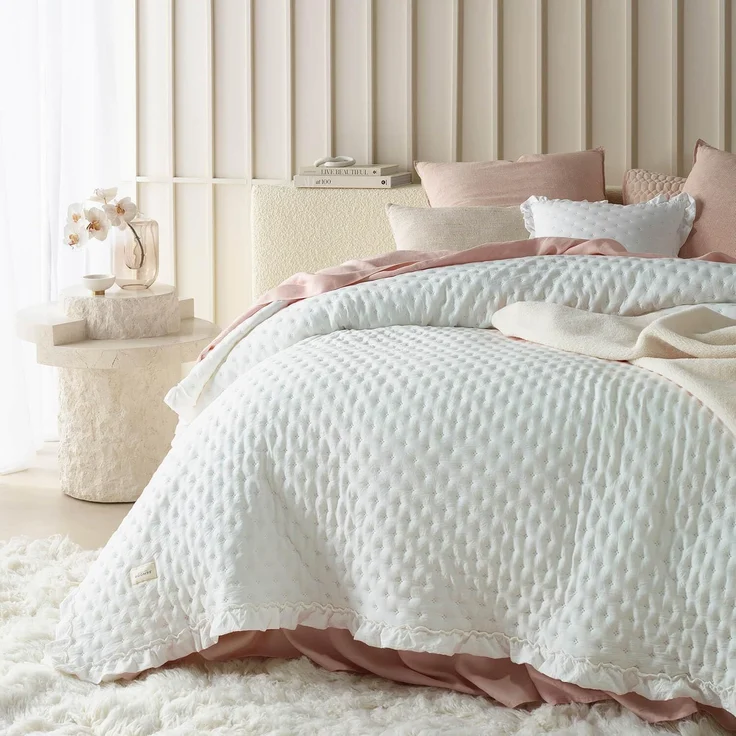 ROOM99 Molly Elegante Tagesdecke in Ecru 170x210 cm Vielseitige Wohndecke als Bettüberwurf oder Sofaüberwurf Überwurfdecke für Bett und Sofa Steppdecke Stil Ideal als Bedspread