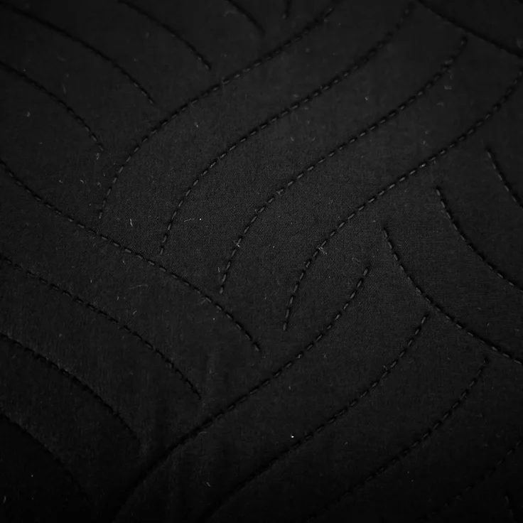 Elegante einfarbige Tagesdecken, Sofaüberwurf 240x220 cm aus 100% Polyester Schwarz – Bild 4