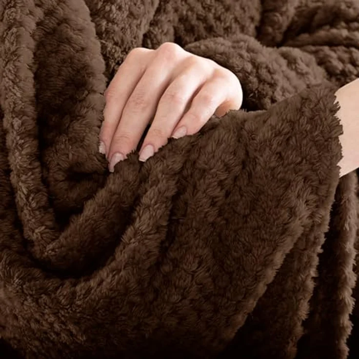 DecoKing Kuscheldecke 150x200 cm braun Decke Microfaser Wohndecke Tagesdecke Fleece weich sanft kuschelig skandinavischer Stil Schoko Henry – Bild 7