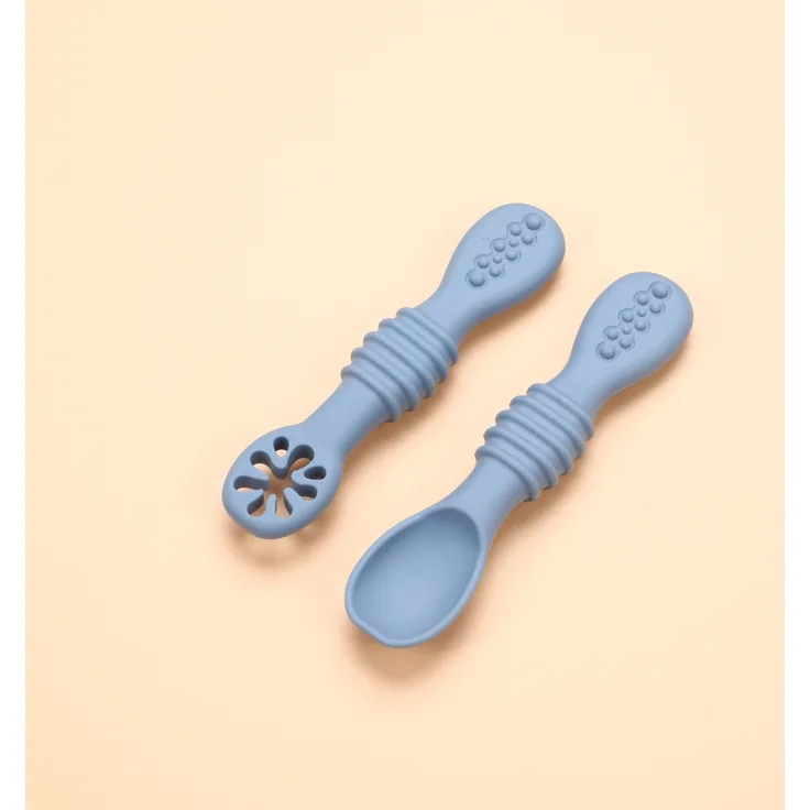 ABC 4-teiliges Baby-Fütterungsset mit Doppellöffeln, Fruchtpüreelöffeln, Beißlöffeln und lebensmittelechten Silikon-Trainingslöffeln – graublau