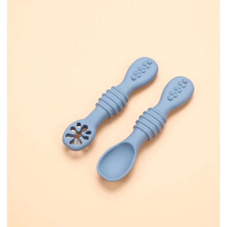 ABC 4-teiliges Baby-Fütterungsset mit Doppellöffeln, Fruchtpüreelöffeln, Beißlöffeln und lebensmittelechten Silikon-Trainingslöffeln – graublau – Bild 1