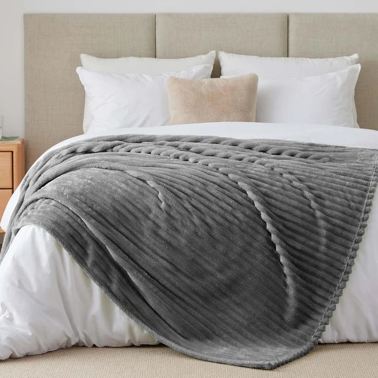 BEDELITE Kuscheldecke Flauschig Decke Groß - weiche Flanell Decken Grau 220x240 für Bett, Deko Streifen Cord Fleecedecke als Tagesdecke für Schlafzimmer, XXL Blanket Wide Use