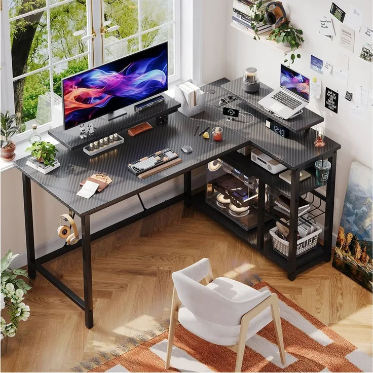 Furnicopia Eckschreibtisch L-förmiger Gaming-Schreibtisch mit Stauraum, Steckdosen und LED (120/140 cm großer Schreibtisch mit zwei Monitorhalterungen, zwei Ablagen, einer verstellbaren Ablage, einem Becherhalter und einem Kopfhörerhalter)