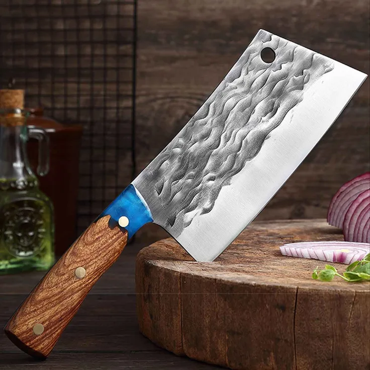 Hackmesser, Metzgermesser aus geschmiedetem Stahl. Das Kochmesser extra scharf, handlich und gut ausbalanciert. Der Unikate Farbholzgriff macht das Messer zu einem Schmuckstück in Ihrer Küche