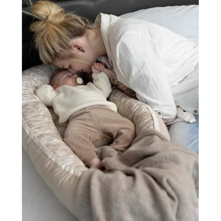 ULLENBOOM Babynest – OEKO-TEX Materialien, Made in EU – Babynestchen Neugeborene, Kuschelnest Baby, tragbares Reisebett, gepolstert & waschbar (55x95 cm) – Bild 3