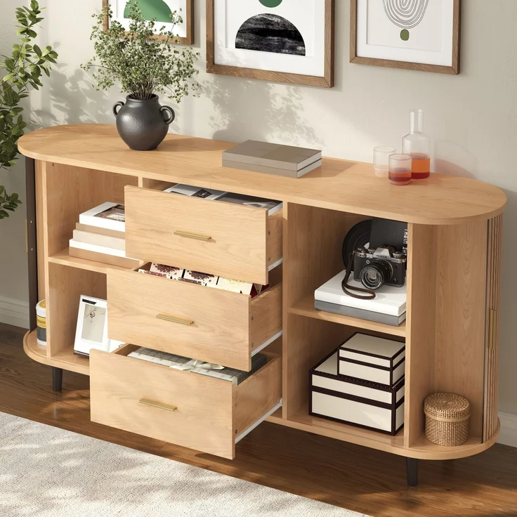Merax Sideboard mit drei Schubladen mittig und Schiebetüren an den Seiten, gebogenes Design mit vertikaler Rillenverkleidung, Metallgriffe, Rohr-Eisenfüße, Aufbewahrungsschrank, Natur – Bild 3