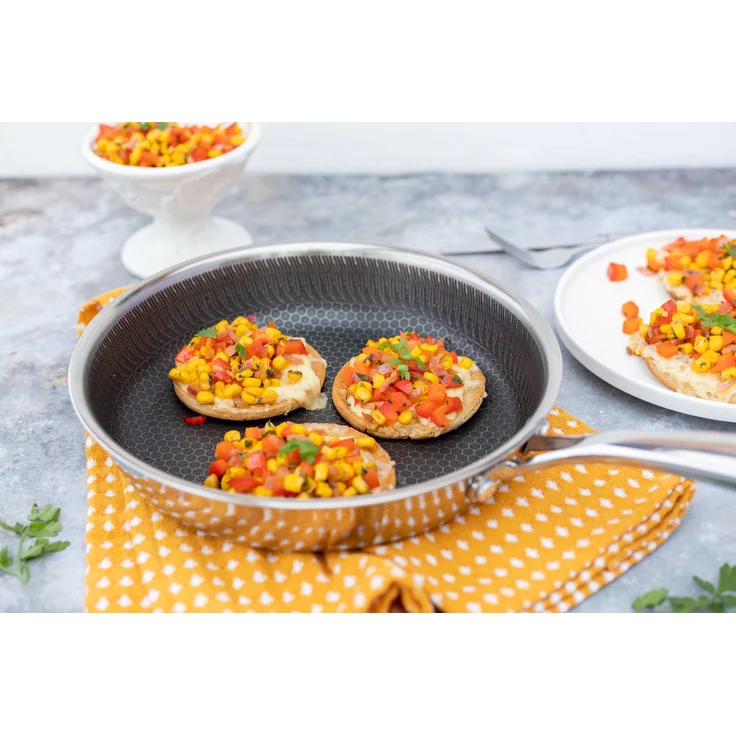 MÄSER Hestia, antihaft beschichtete Bratpfanne 28 cm, hochwertige Wabenbeschichtung, Mehrschichtmaterial für beste Wärmeverteilung, geeignet für Induktion, Edelstahl – Bild 2